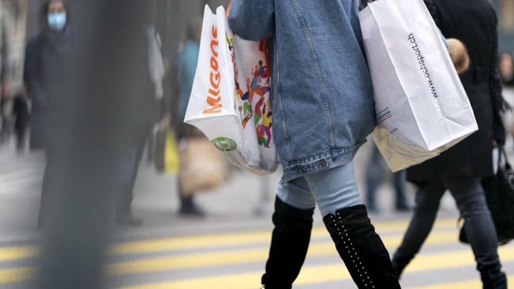 Die Stimmung der Schweizer Konsumentinnen und Konsumenten hat sich etwas verbessert. (Archivbild)