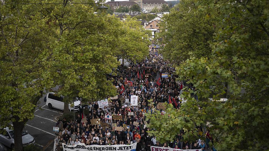 Menschen demonstrieren an einem Klimastreik-Tag in Zürich. (Archivbild)