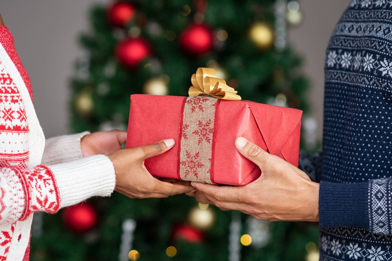 Eine schöne Geste: Das Geschenk jemandem schenken, der es brauchen kann.