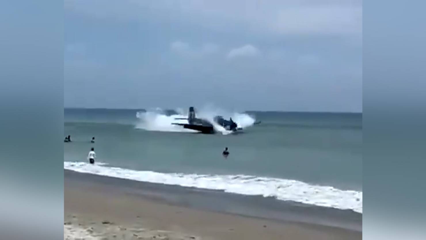 Historischer Torpedobomber muss an belebtem Badestrand notwassern ...