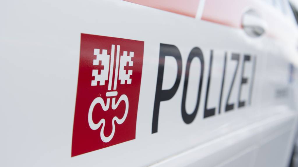 Lenkerin kollidiert auf der A2 in Hergiswil NW mit Aufpralldämpfer