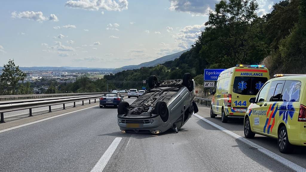 Auto überschlägt sich auf A2 bei Hägendorf – Unfallverursacher haut ab