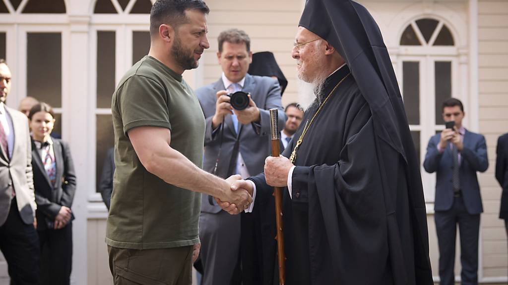 Wolodymyr Selenskyj (l), Präsident der Ukraine, wird von Bartholomäus I., Ökumenischer Patriarch von Konstantinopel, zu einer Gedenkfeier in der Patriarchenkirche St. Georg empfangen. Selenskyj nahm an einer von Patriarch Bartholomäus I. geleiteten Gedenkfeier für die Opfer des Krieges in der Ukraine teil. Foto: Ukraine Presidency/Ukraine Presi/Planet Pix via ZUMA Press Wire/dpa