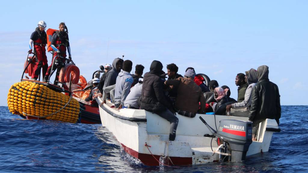 Bereits vor einer Woche rettete die Besatzung der SOS Mediterranee des Schiffes Ocean Viking im Mittelmeer 30 Flüchtlinge in Seenot. (Archivbild)