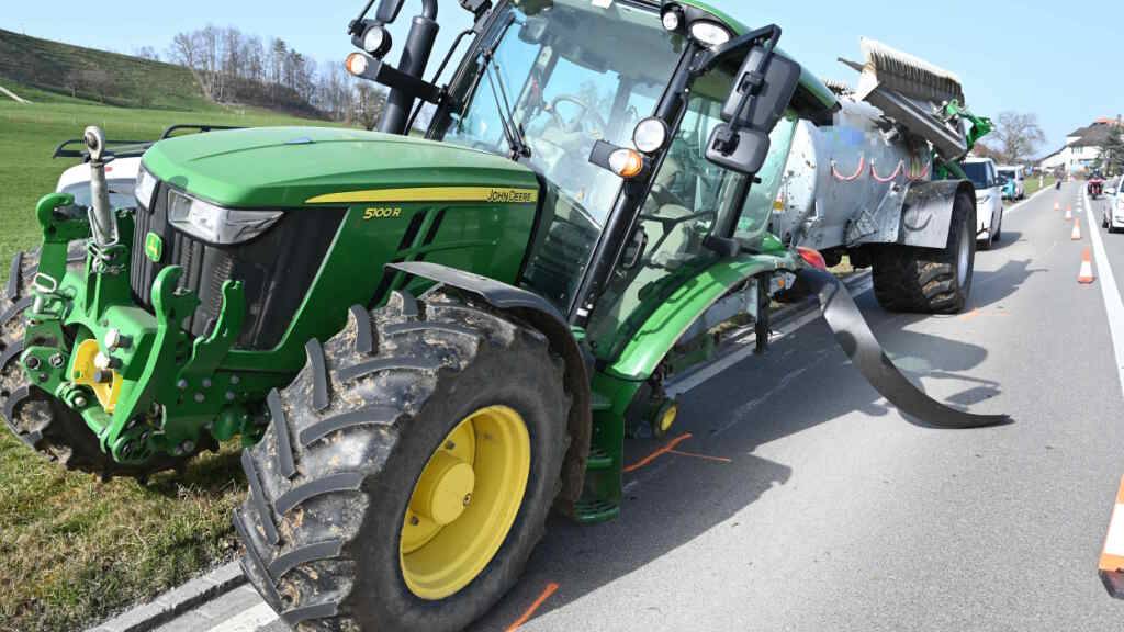 Autofahrer kollidiert in Zuckenriet SG mit einem Traktorreifen