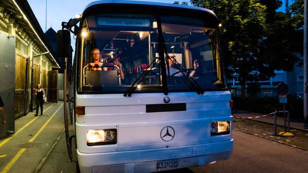 Das Belluard Bollwerk Festival in Freiburg ist eröffnet. Geboten wird unter anderem eine nächtliche Spazierfahrt mit bizarren Gestalten. (Handout)