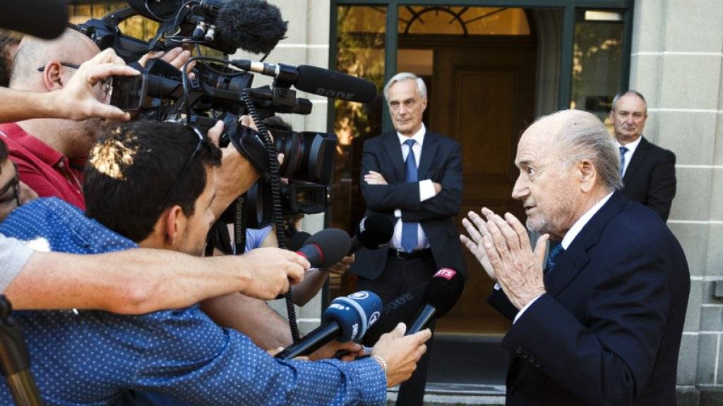 Sepp Blatter (rechts) wird am Montag vom CAS das Urteil erhalten