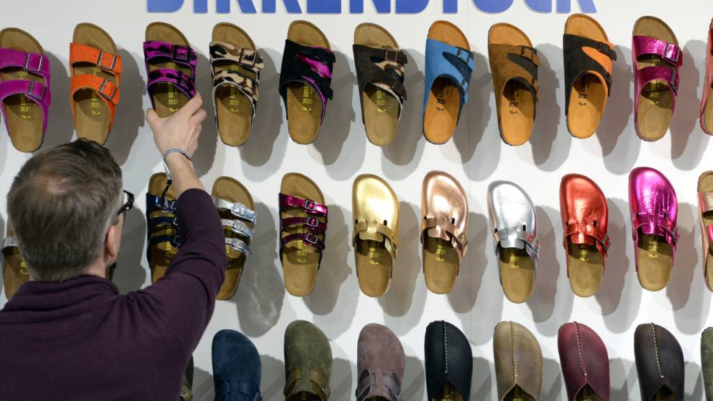 Der deutsche Schuhhersteller Birkenstock hat seinen ersten eigenen Laden in der Schweiz eröffnet. Mit dem Store in der Zürcher Altstadt baut das Unternehmen sein europäisches Filialnetz auf insgesamt 30 Läden aus.
