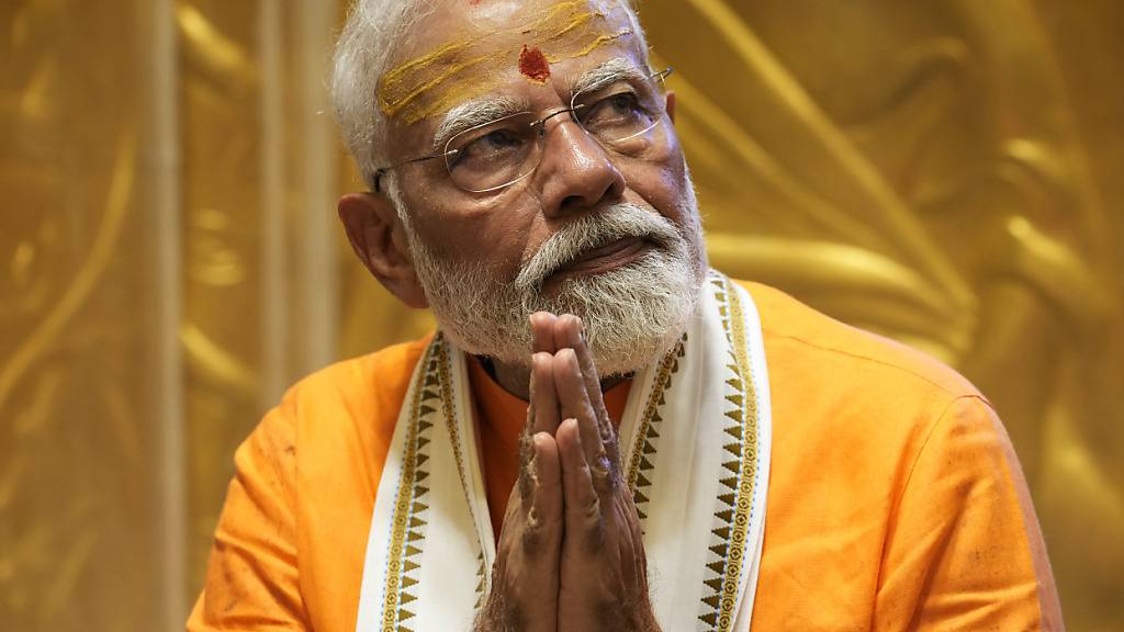 ARCHIV - Der indische Premierminister Narendra Modi betet im Kashi-Vishwanath-Tempel nach der Roadshow in Varanasi. Foto: Rajesh Kumar/AP/dpa