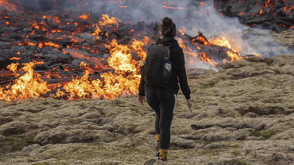 Glühende Lava tritt aus einer Spalte eines Vulkans in der Nähe des Berges Litli-Hrútur aus. Foto: Marco Di Marco/AP/dpa
