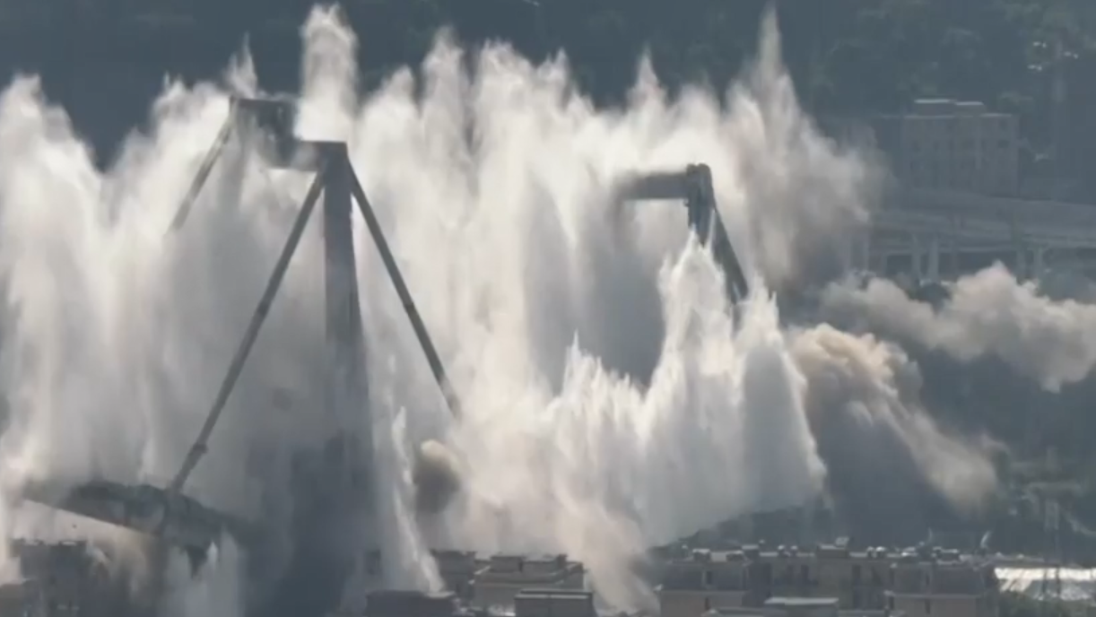 Spektakuläre Sprengung der Morandi-Brücke