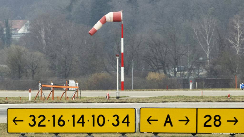 Der geplante Ausbau der Pisten am Flughafen Zürich ist einen Schritt weiter. Nun können die betroffenen Kantone ihre Stellungnahmen abgeben. (Archivbild)