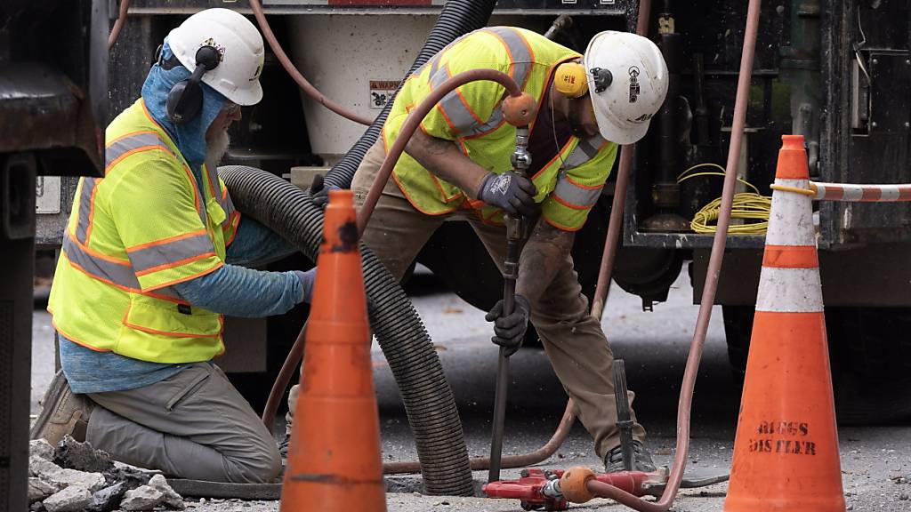 Zwei Strassenbauer in den USA arbeiten in der Haupstadt Washington, DC. In der weltgrössten Volkswirtschaft haben die Erstanträge auf Arbeitslosenhilfe im September überraschend zugelegt. Das ist kein gutes Zeichen für die wirtschaftliche Lage. (Symbolbild)