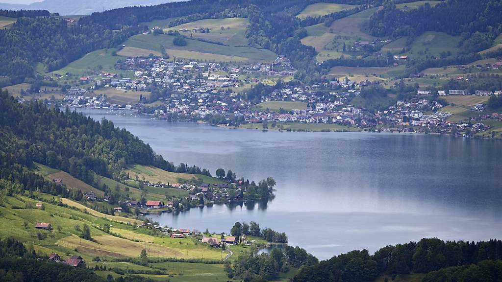 Vorübergehend keine Aussicht auf den Aegerisee: Die Sattel-Hochstuckli-Drehgondelbahn steht wegen eines technischen Defekts für rund eine Woche still. (Archivbild)