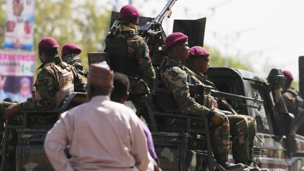 Soldaten patrouillieren während eines Festes in Kebbi, Nordnigeria durch die Straßen. Foto: Sunday Alamba/AP/dpa