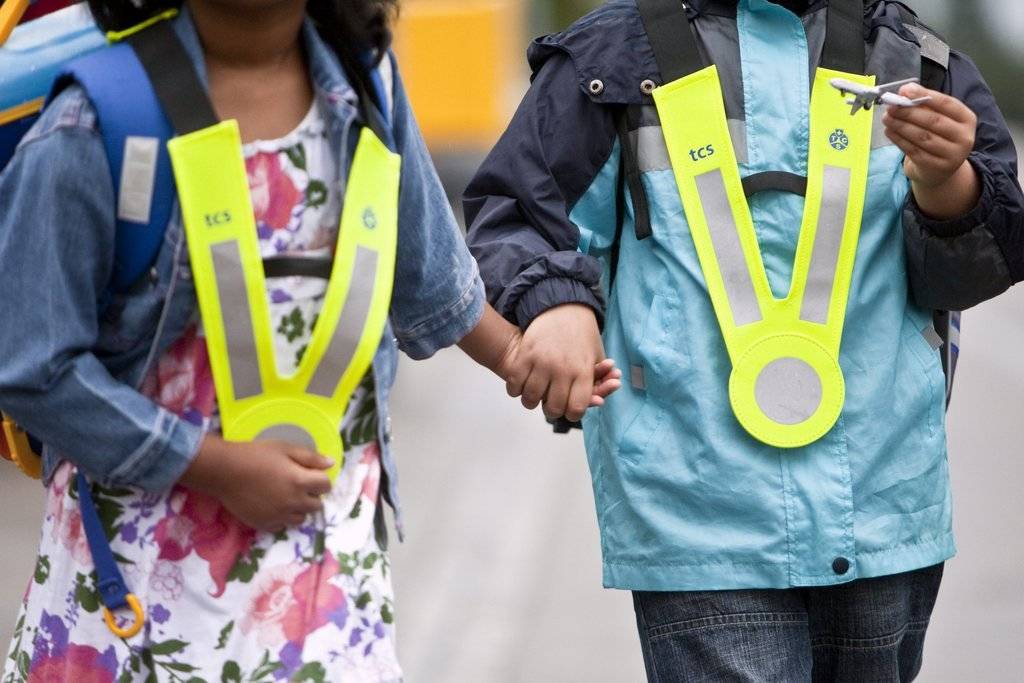 Rafael, rechts, und seine Kameradin Sharuja auf Weg zu ihrem ersten Schultag ins Schulhaus Buchwald in St. Gallen. (KEYSTONE/Ennio Leanza)