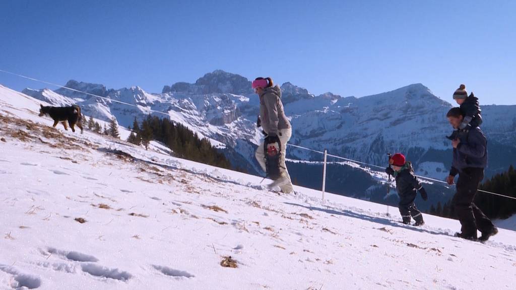 Familie im Schnee: Isoliert in Ruogig