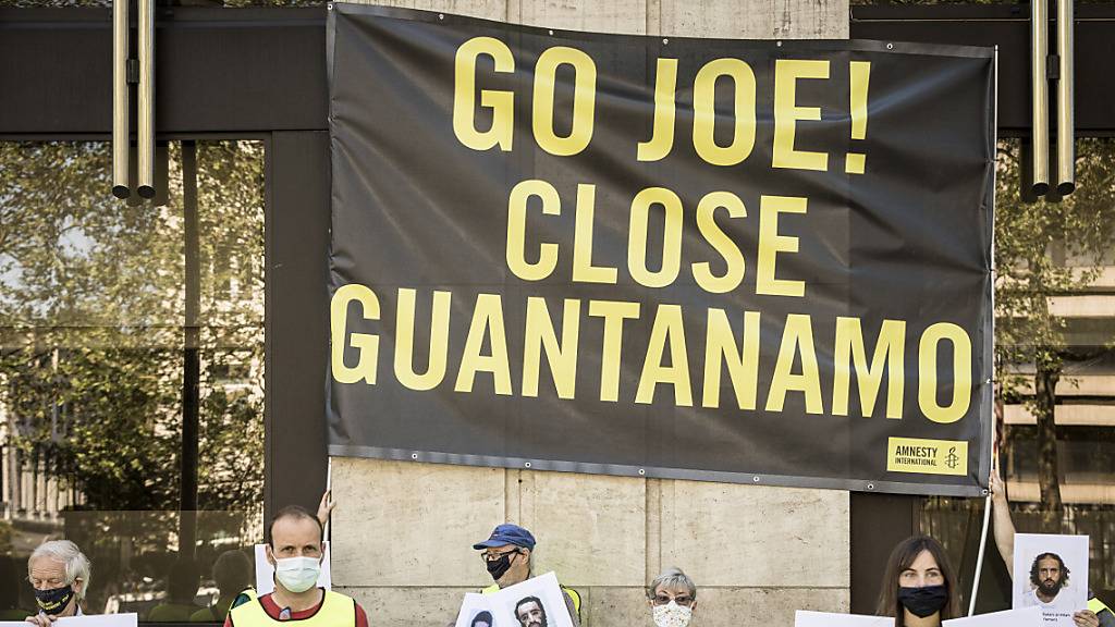 ARCHIV - Demonstranten fordern während des Nato-Gipfels in Brüssel im Juni 2021 die Schließung des  US-Gefangenenlagers in Guantánamo. Foto: Valentin Bianchi/AP/dpa