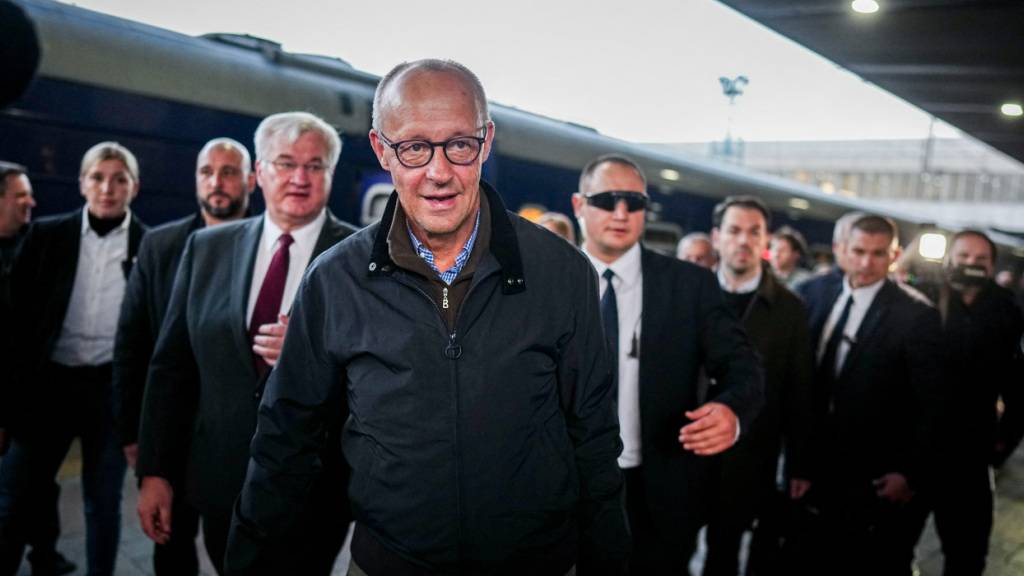 Bundeskanzler Friedrich Merz (CDU) kommt am frühen Morgen auf dem Hauptbahnhof der ukrainischen Hauptstadt Kiew an und wird von Boris Ruge, deutscher Botschafter in der Ukraine, begrüßt. Foto: Kay Nietfeld/dpa