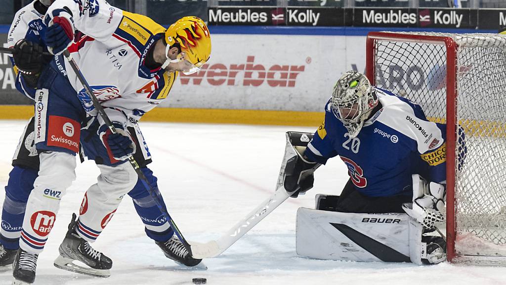 Sieger am 37. Geburtstag: Fribourg-Gottérons Goalie Reto Berra stoppt den ZSC-Topskorer Derek Grant