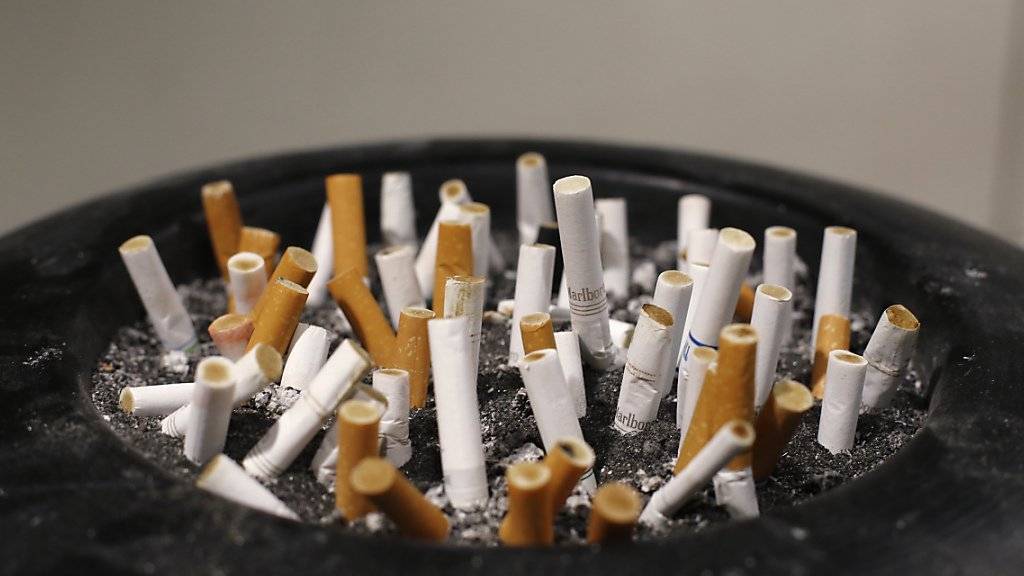 Der Zigarettenpreis steigt vorerst nicht an. Der Bundesrat verzichtet auf eine neue Steuererhöhung. (Archiv)