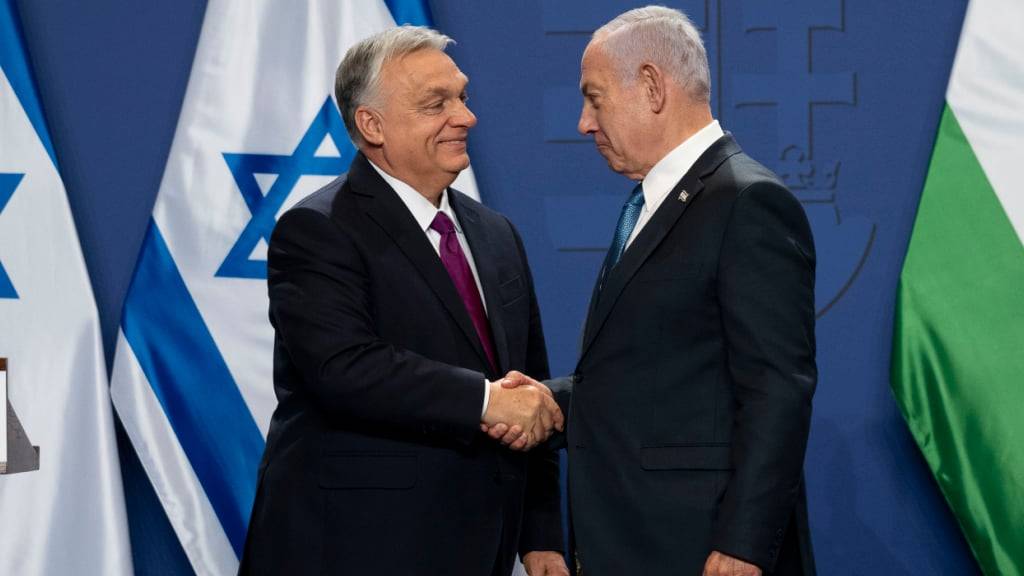 ARCHIV - Viktor Orban und Benjamin Netanjahu im April in Budapest. Foto: Denes Erdos/AP/dpa/Archivbild