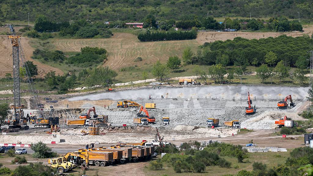 Arbeiter sind an der Baustelle für die erste Brücke des Kanal-Projektes am Rande des Sazlidere-Staudamms im türkischen Istanbul im Einsatz. Foto: Emrah Gurel/AP/dpa