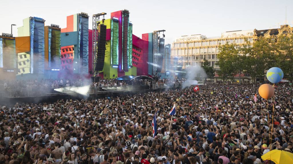 Die Stadtpolizei hat 30 Personen an der diesjährigen Street Parade verhaftet.