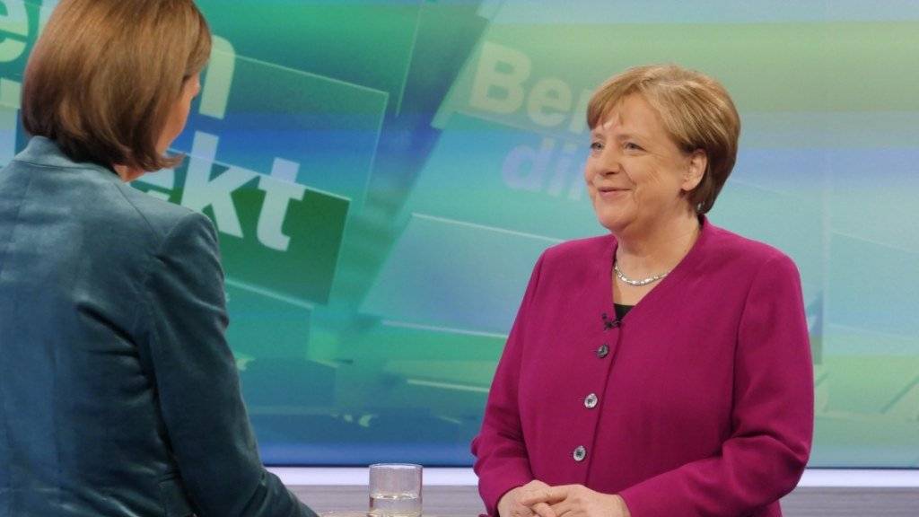 Die deutsche Kanzlerin Angela Merkel will bei einer Zustimmung der SPD-Mitglieder zu einer grossen Koalition volle vier Jahre im Amt bleiben. «Die vier Jahre sind jetzt das, was ich versprochen habe», sagte sie am Sonntagabend in der ZDF-Sendung «Berlin direkt».