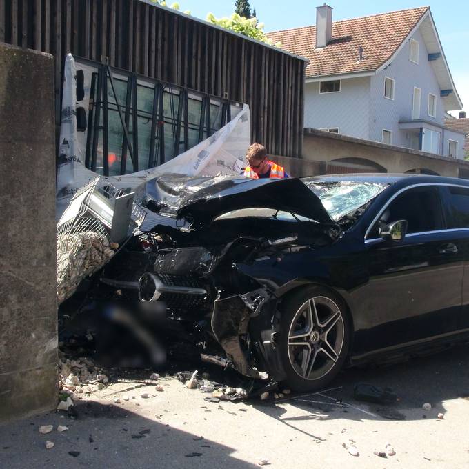 Heftiger Selbstunfall in Ipsach: Passanten bergen Fahrer aus Auto