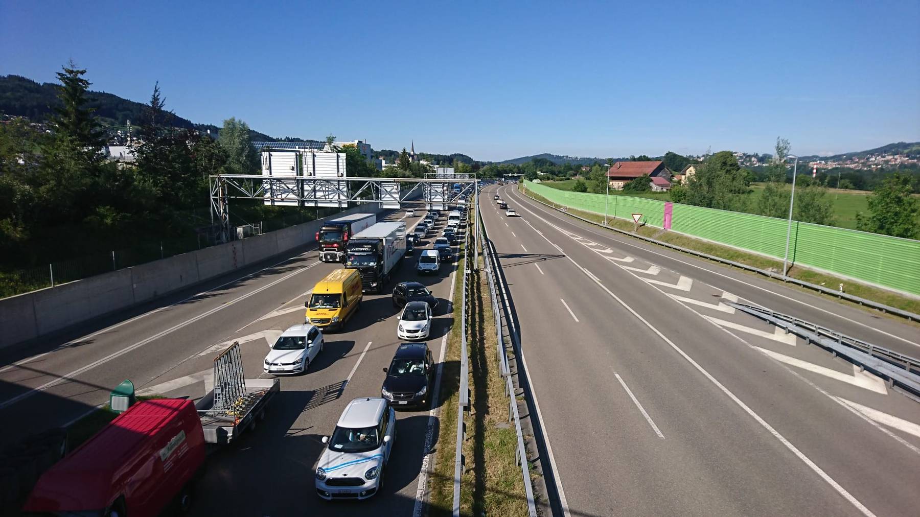 Nach einem schweren Unfall zwischen St.Gallen-Winkeln und Gossau staute es auf der Stadtautobahn. (Bild: TVO/Sarah Wagner)