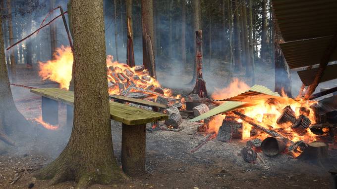 Brände bei Grillstellen – Funkenflug setzt Wald in Brand