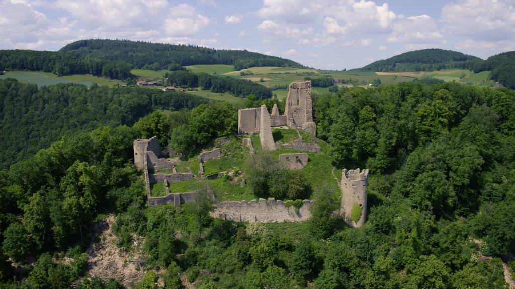 Mystische Ruinen und ein berühmter Baum mit einer schaurigen Geschichte: Wandern im Jurapark Aargau