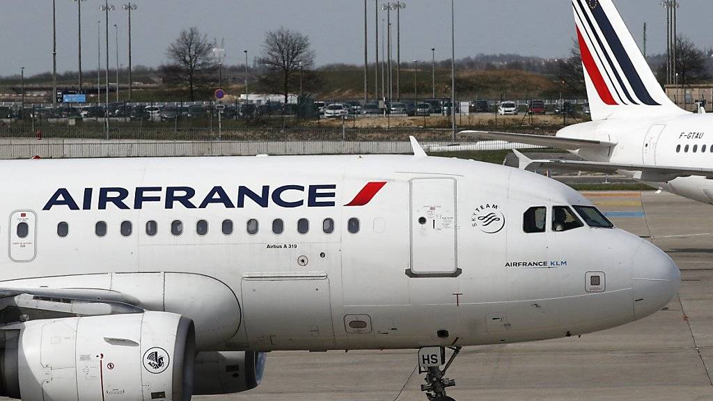Die Airline Air France-KLM hat im letzten Jahr trotz eines Chefwechsels und Streiks mehr Gewinn erzielt. Zu schaffen machen der Gruppe steigende Treibstoffkosten.(Archivbild)