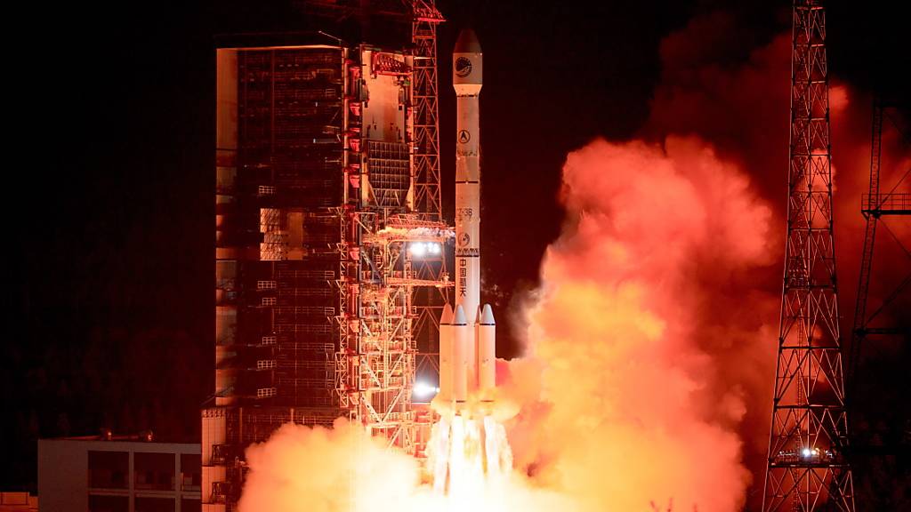 China hat am Dienstag nach eigenen Angaben den Start eines Beidou-Satelliten nachgeholt, der aufgrund technischer Probleme verschoben worden war. (Archivbild)