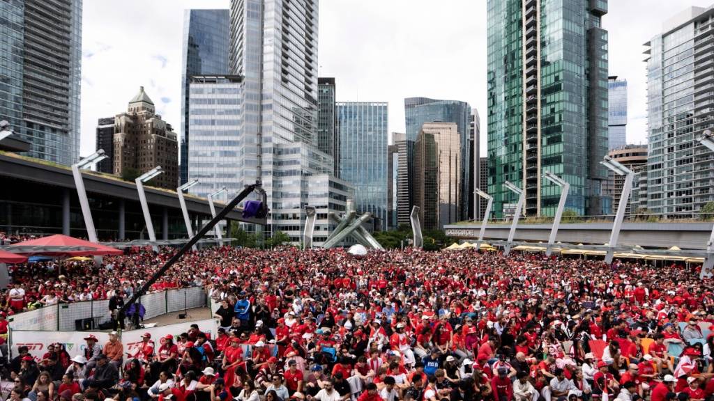 WM-Fanzone inmitten von Wolkenkratzern: Tausende Fans schauen in Vancouver den WM-Achtelfinal zwischen Kanada und Marokko