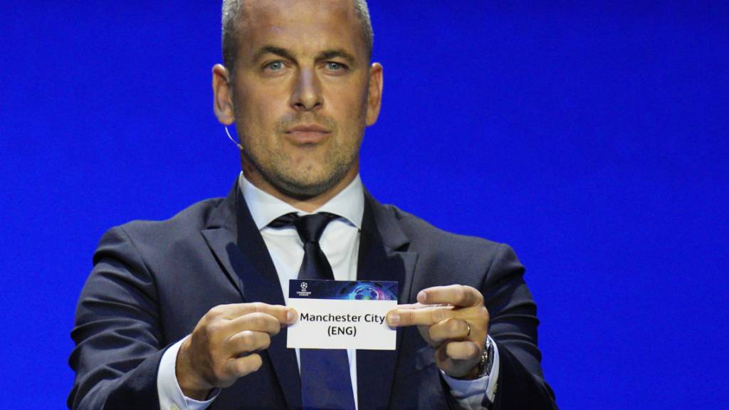 Der ehemalige englische Profi Joe Cole zieht in Monte Carlo aus dem ersten Topf das Los von Manchester City als Gegner der Young Boys