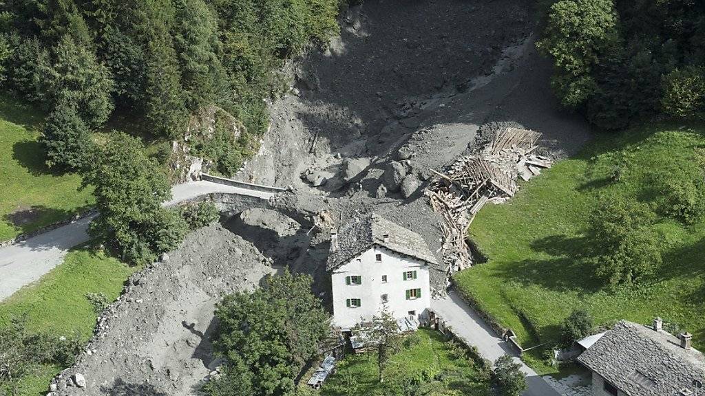 Ein Murgang nach dem Bergsturz streifte das Dorf Bondo im Bergell. Aus Sicherheitsgründen wurde es komplett evakuiert.