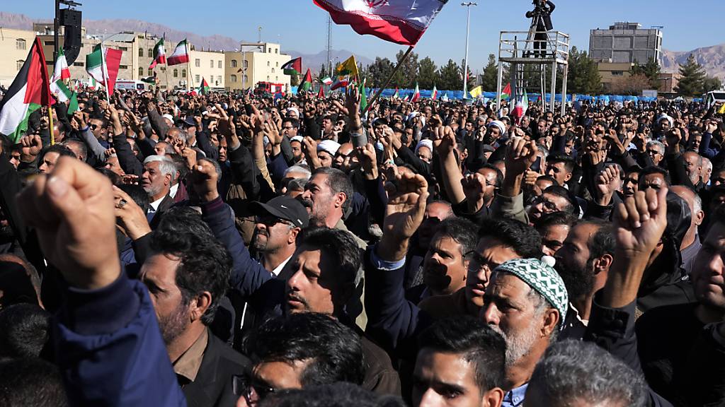 Menschen skandieren Slogans bei einer Trauerzeremonie für die Anschlagsopfer am vierten Todestag des iranischen Generals Ghassem Soleimani in der Stadt Kerman. Foto: Vahid Salemi/AP/dpa