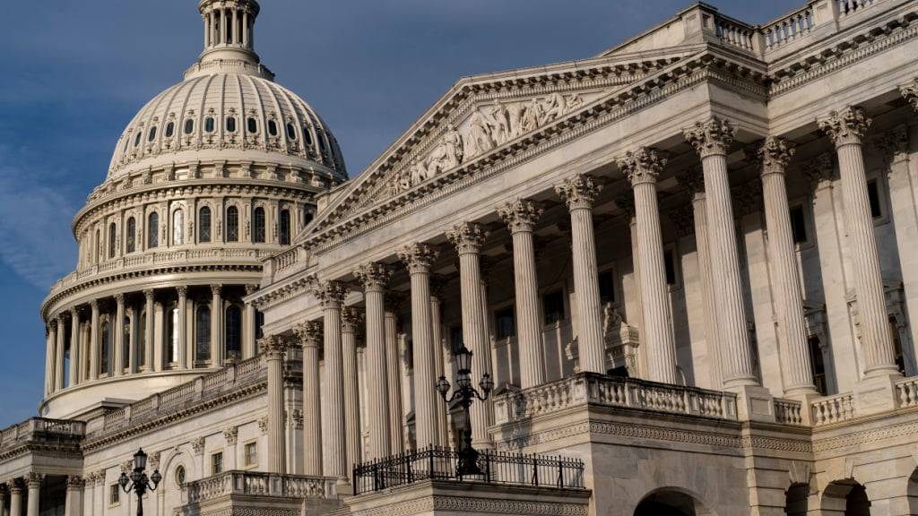 ARCHIV - Blick auf die Senatsseite des Kapitols am frühen Morgen. Die Republikaner planen einen letzten Vorstoß, um US-Präsident Trumps großes Paket mit Steuererleichterungen und Ausgabenkürzungen durchzusetzen. Foto: J. Scott Applewhite/AP/dpa
