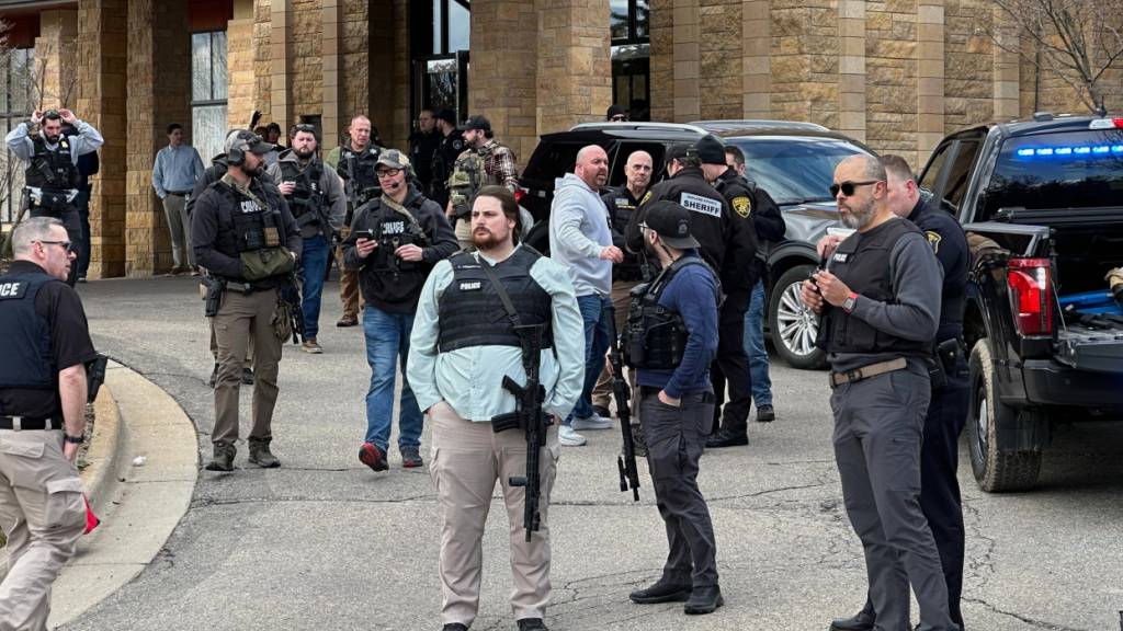 Polizeibeamte stehen vor der Synagoge in West Bloomfield. Foto: Corey Williams/AP/dpa
