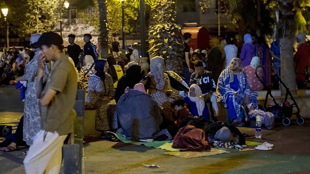 Die Menschen in Rabat bringen sich draussen in Sicherheit