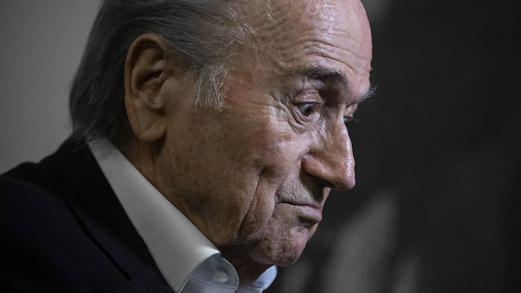 Sepp Blatters Betrug-Freispruch vor dem Bundesstrafgericht von Anfang Juli ist für den Ex-Fifa-Präsidenten eindeutig. «Das war kein Freispruch zweiter Klasse», sagte Blatter. Den WM-Austragungsort bereut er rückblickend. «Die Wahl von Katar war ein Irrtum.» (Archivbild)