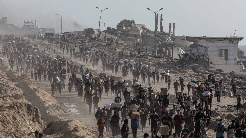 ARCHIV - Palästinenser tragen Lebensmittelpakete, die von der The Gaza Humanitarian Foundation (GHF) verteilt wurden. Foto: Omar Ashtawy/APA Images via ZUMA Press Wire/dpa/Archivbild