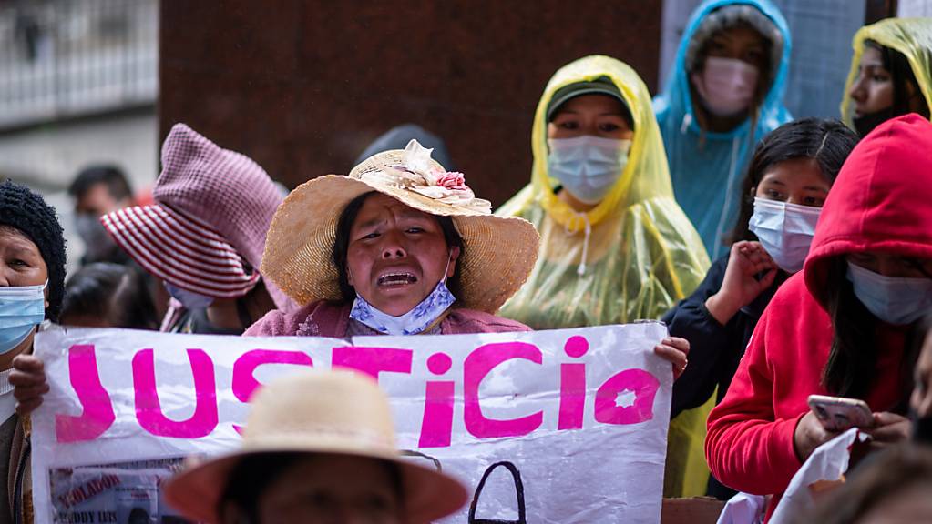 Frau protestieren in La Paz gegen Gewalt an Frauen. In verschiedenen Städten in Bolivien sind zahlreiche Frauen gegen Gewalt und Femizide auf die Straßen gegangen. Das berichtete die bolivianische Zeitung «Página Siete» am Montag (Ortszeit). Foto: Radoslaw Czajkowski/dpa