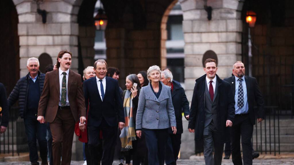 Die unabhängige Kandidatin in den irischen Präsidentschaftswahlen, Catherine Connolly, trifft mit Familie und Freunden zur Auszählung der Stimmen im Schloss von Dublin ein. Foto: Peter Morrison/AP/dpa