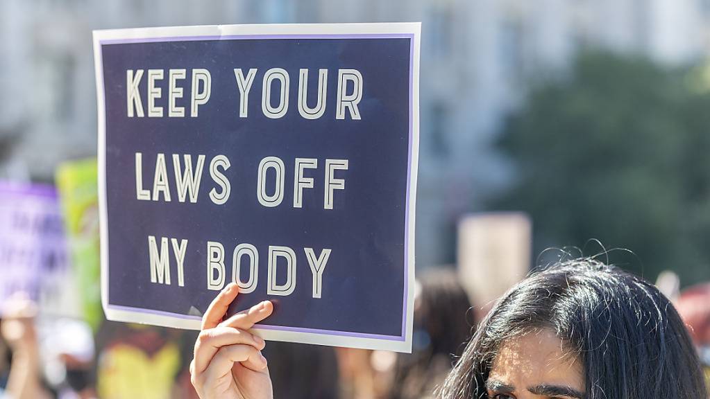 Eine Frau hält ein Protestschild in der Hand während des Women's March vor dem Obersten Gerichtshof der USA. 