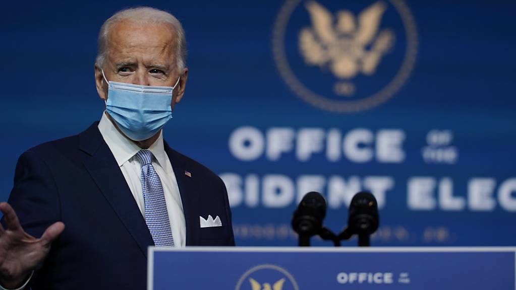 Joe Biden, Gewählter Präsident (President-elect) der USA, trifft mit Mund-Nasen-Schutz zur Vorstellung von Ernannten und Nominierten für die Schlüsselpositionen des neuen Kabinetts unter dem gewählten Präsidenten Biden und der gewählten Vizepräsidentin Harris im Queen Theatre ein.