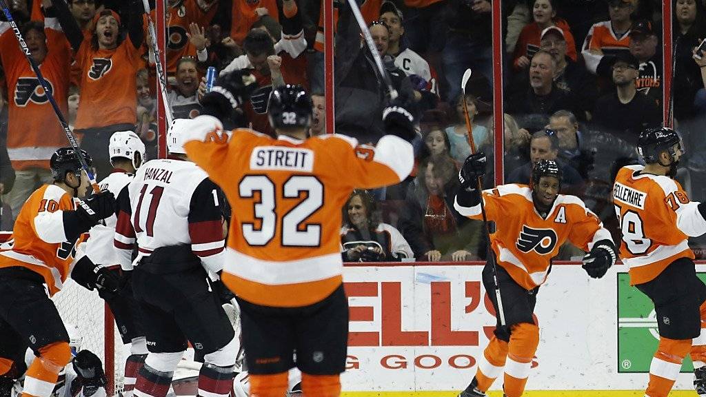 Mark Streit (Nummer 32) verteidigt in dieser Saison weiter für die Philadelphia Flyers