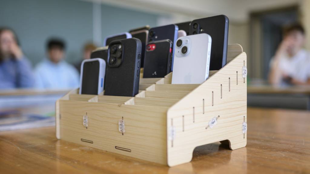 Ab dem kommenden Schuljahr werden Mobiltelefone aus den Schulklassen der Stadt Chur verschwinden. (Symbolbild)